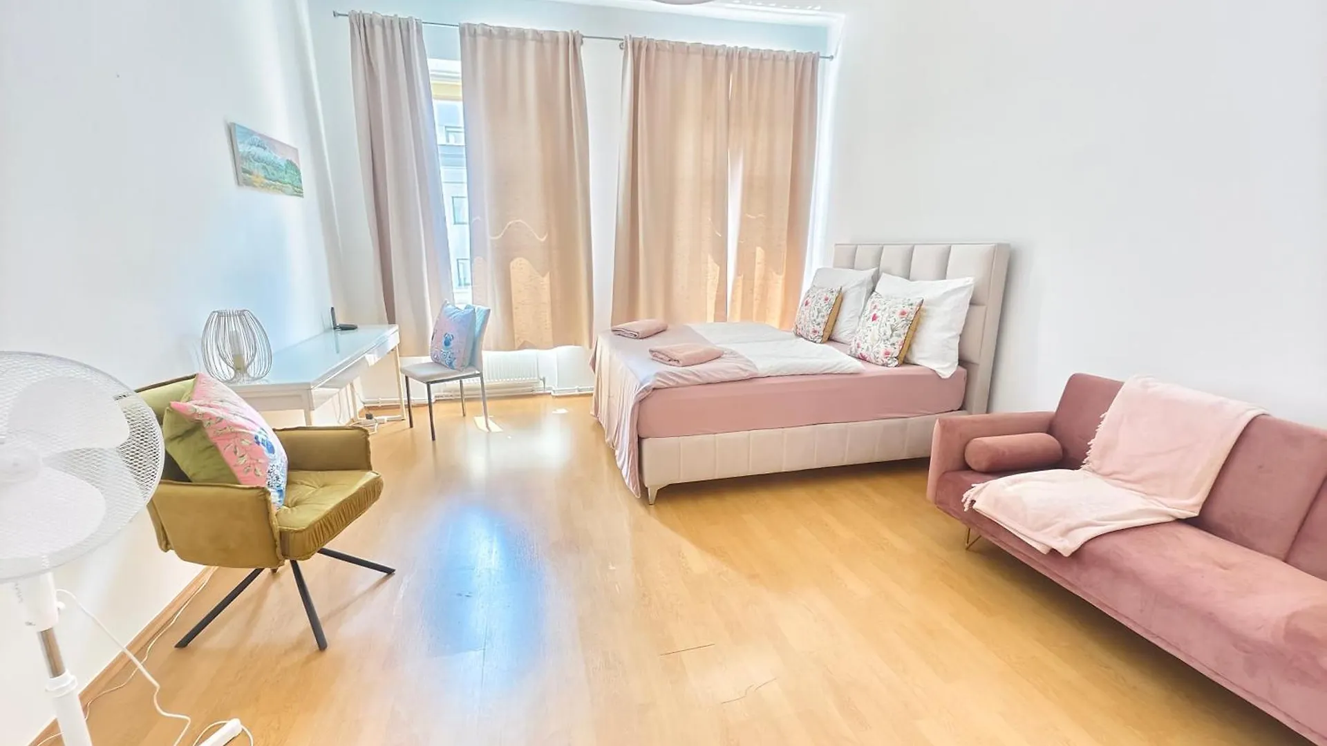 The Rose Apartment - Near Schoenbrunn Palace Vienna Austria