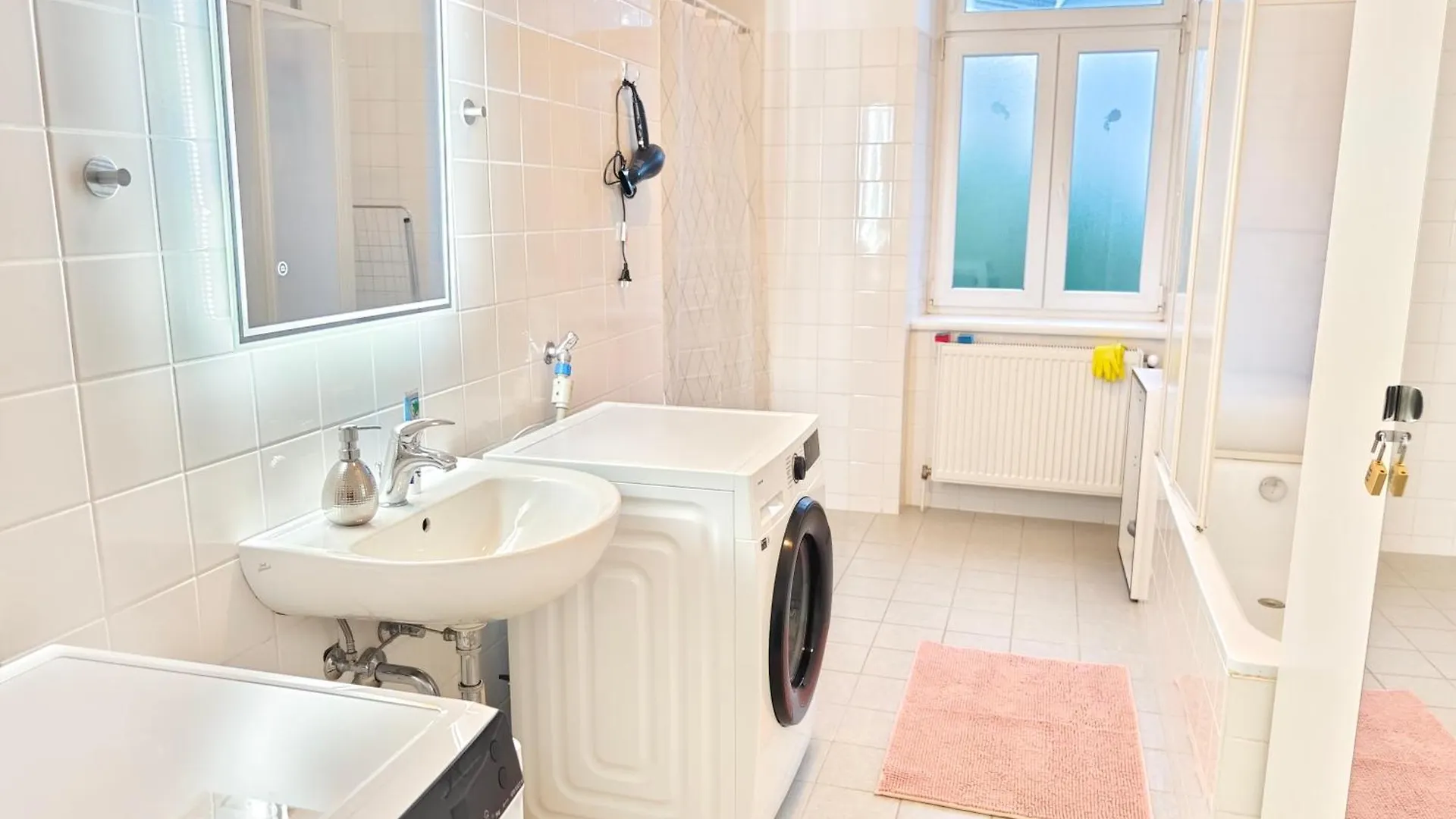 The Rose Apartment - Near Schoenbrunn Palace Wenen