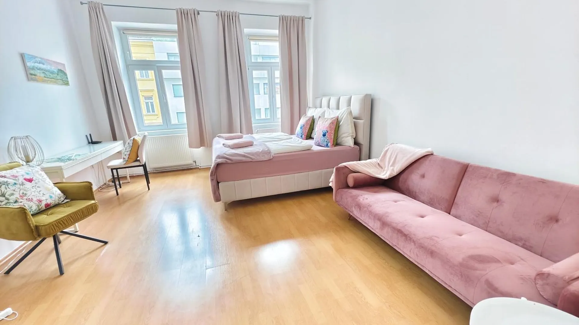 The Rose Apartment - Near Schoenbrunn Palace Wenen